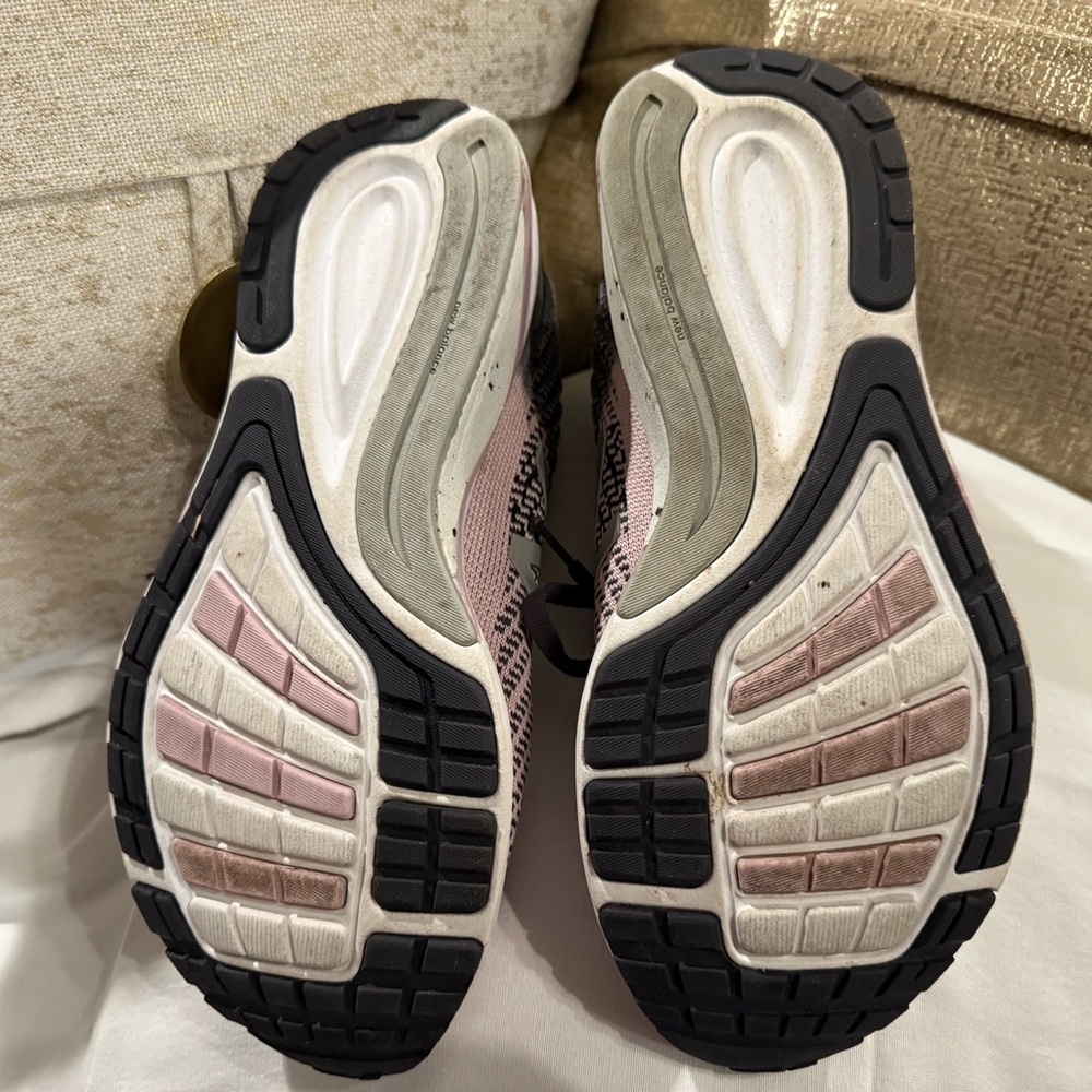 New Balance Pink and Gray Athletic Shoes with Sleek Design, only worn once - Picture 5 of 6